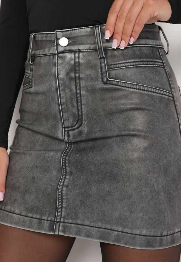 Born2be - Szara Trapezowa Spódnica z Ekoskóry Tortinna. Okazja: na co dzień. Kolor: szary. Styl: klasyczny, casual