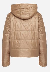 Born2be - Beżowa Pikowana Kurtka z Kapturem Terishia. Okazja: na co dzień. Typ kołnierza: kaptur. Kolor: beżowy. Materiał: jeans. Długość rękawa: długi rękaw. Długość: długie. Sezon: wiosna. Styl: casual, elegancki #3