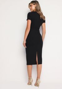 Born2be - Czarna Taliowana Koktajlowa Sukienka z Wiskozą i Rozcięciem z Tyłu Castorea. Okazja: na co dzień. Kolor: czarny. Materiał: wiskoza. Długość rękawa: krótki rękaw. Styl: wizytowy #2