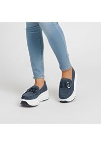 Granatowe Półbuty Filippo Wsuwane Buty Damskie Na Platformie. Okazja: na spacer, do pracy, na co dzień. Zapięcie: bez zapięcia. Kolor: niebieski. Materiał: zamsz, jeans. Obcas: na platformie. Styl: elegancki, casual, klasyczny #1