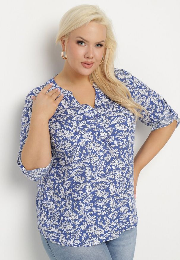Born2be - Niebieska Koszula z Wiskozy w Abstrakcyjny Wzór z Regulowanymi Rękawami Ilavenna. Okazja: na co dzień. Kolor: niebieski. Materiał: wiskoza. Styl: elegancki, casual