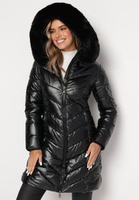 Born2be - Czarna Metaliczna Kurtka Pikowana z Kapturem Eclaris. Okazja: na co dzień. Typ kołnierza: kaptur. Kolor: czarny. Materiał: futro, jeans. Długość rękawa: długi rękaw. Długość: długie. Wzór: aplikacja. Styl: casual, elegancki #1