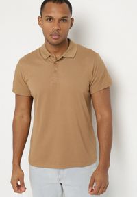 Born2be - Ciemnobeżowa Koszulka Polo z Krótkim Rękawem Wakeish. Typ kołnierza: polo. Kolor: beżowy. Materiał: tkanina. Długość rękawa: krótki rękaw. Długość: krótkie