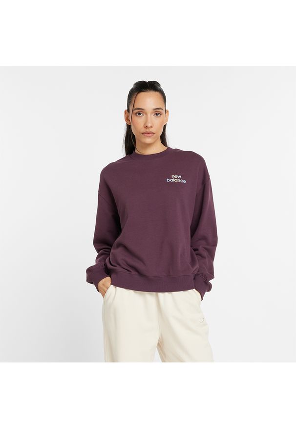 Bluza damska New Balance WT43559PLN – fioletowa. Kolor: fioletowy. Materiał: dresówka, bawełna, prążkowany, poliester. Styl: klasyczny