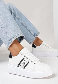 Born2be - Biało-Czarne Sneakersy na Platformie z Ażurowym Zdobieniem Jovieni. Kolor: biały. Materiał: jeans. Wzór: ażurowy, aplikacja. Obcas: na platformie #1