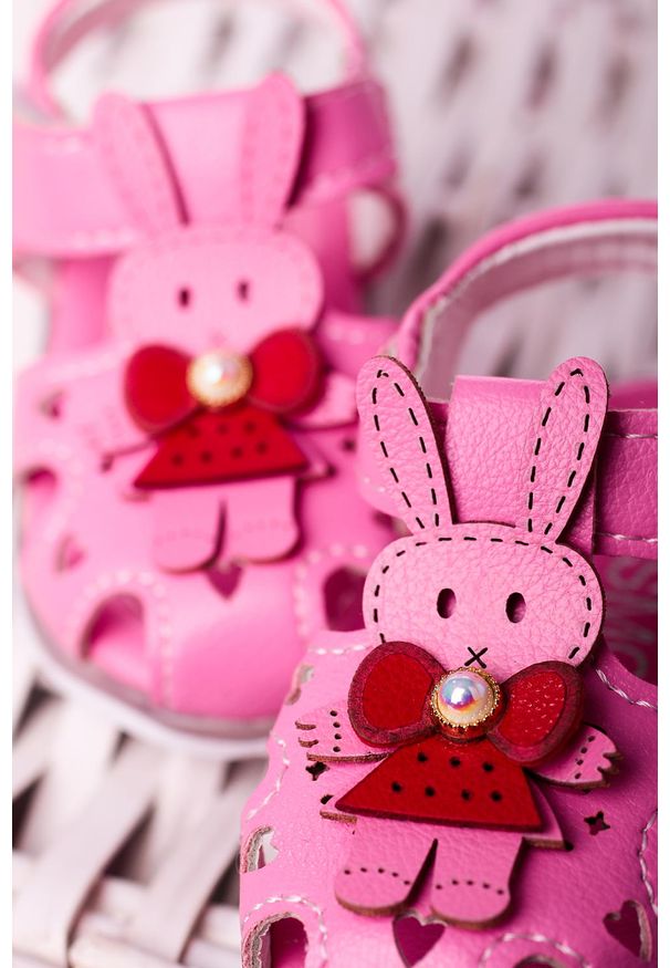 Casu - Różowe sandały niemowlęce niechodki na rzep z króliczkami casu x806a/8. Zapięcie: rzepy. Kolor: różowy