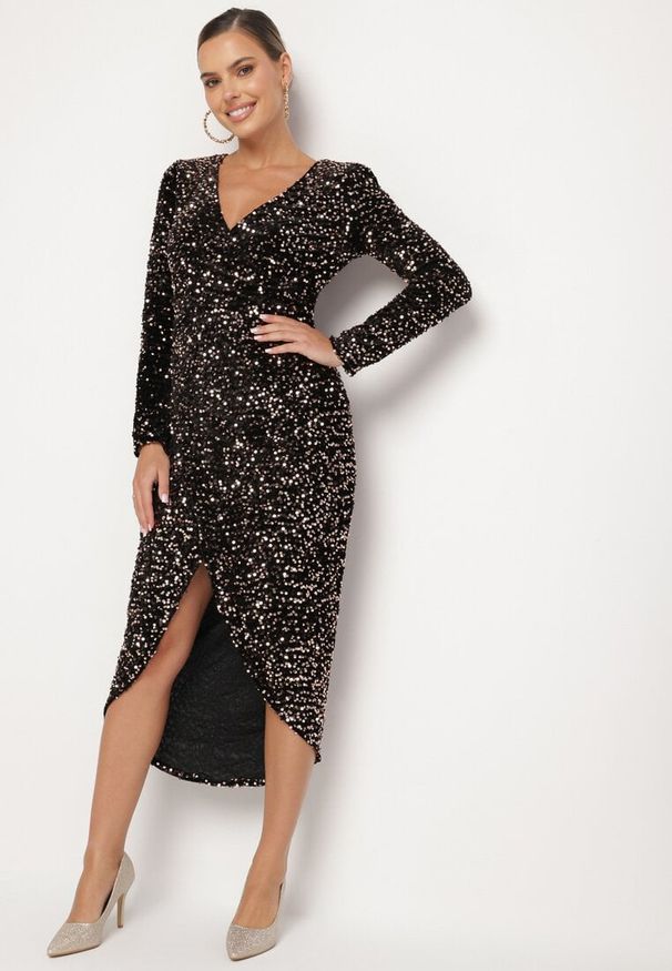 Born2be - Złoto-Czarna Dopasowana Cekinowa Sukienka z Kopertowym Dekoltem i Asymetrycznym Wycięciem Rinnalith. Okazja: na imprezę. Kolor: złoty. Typ sukienki: asymetryczne, kopertowe. Styl: klasyczny, elegancki