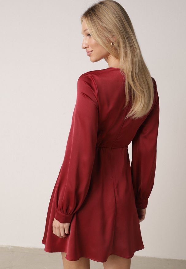 Born2be - Czerwona Satynowa Sukienka VICES z Bawełny o Kopertowym Kroju Glanita. Okazja: na co dzień. Kolor: czerwony. Materiał: satyna, bawełna. Typ sukienki: kopertowe. Styl: casual, klasyczny