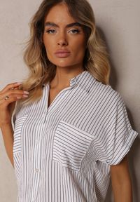 Renee - Biało-Granatowa Koszula w Paski z Krótkim Rękawem Vimorina. Okazja: na spotkanie biznesowe, na co dzień. Kolor: biały. Materiał: jeans, tkanina. Długość rękawa: krótki rękaw. Długość: krótkie. Wzór: paski. Styl: klasyczny, casual, elegancki, biznesowy