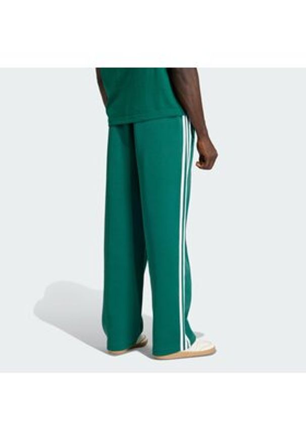 Adidas - adidas Spodnie dresowe adicolor Spacer Track KD4088 Zielony Baggy Fit. Kolor: zielony. Materiał: bawełna. Sport: turystyka piesza