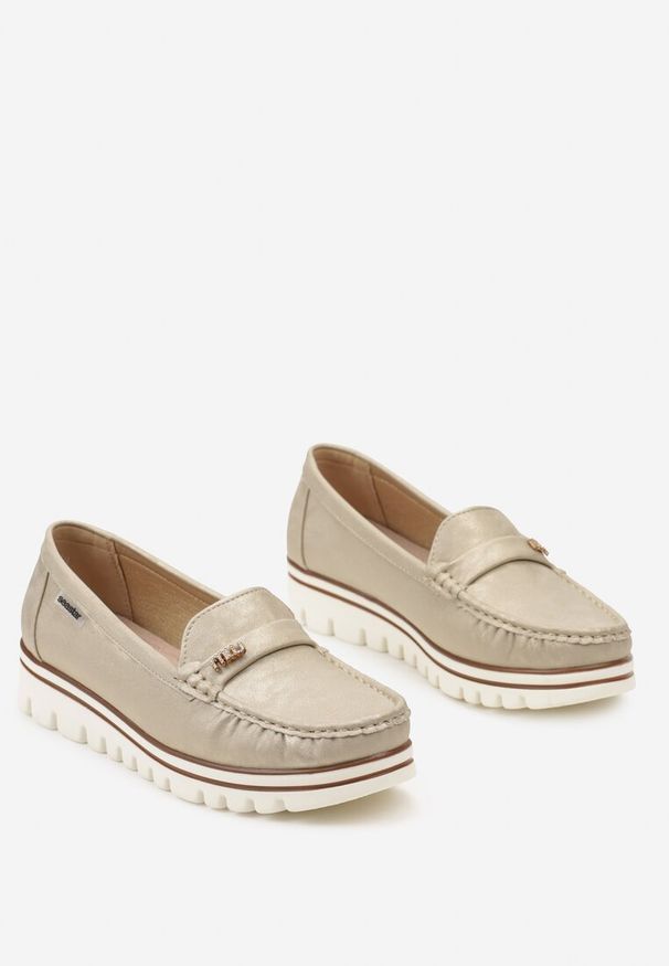 Born2be - Złote Mokasyny ze Skórzaną Wkładką i Cyrkoniami Obilia. Kolor: złoty. Materiał: skóra. Obcas: na obcasie. Wysokość obcasa: niski