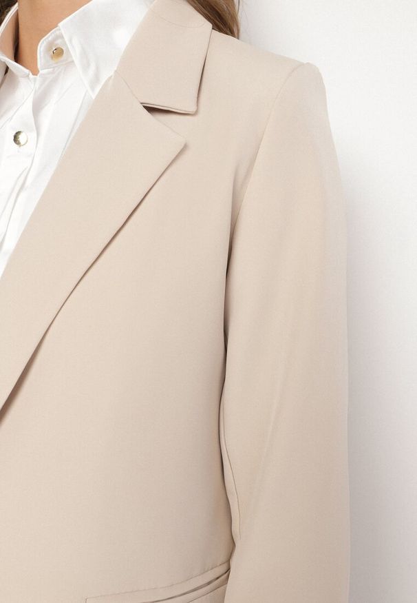 Born2be - Beżowa Marynarka z Usztywnionymi Ramionami i Imitacją Kieszeni Vivimira. Okazja: na co dzień, na spotkanie biznesowe, na imprezę. Kolor: beżowy. Styl: biznesowy, klasyczny, casual, elegancki