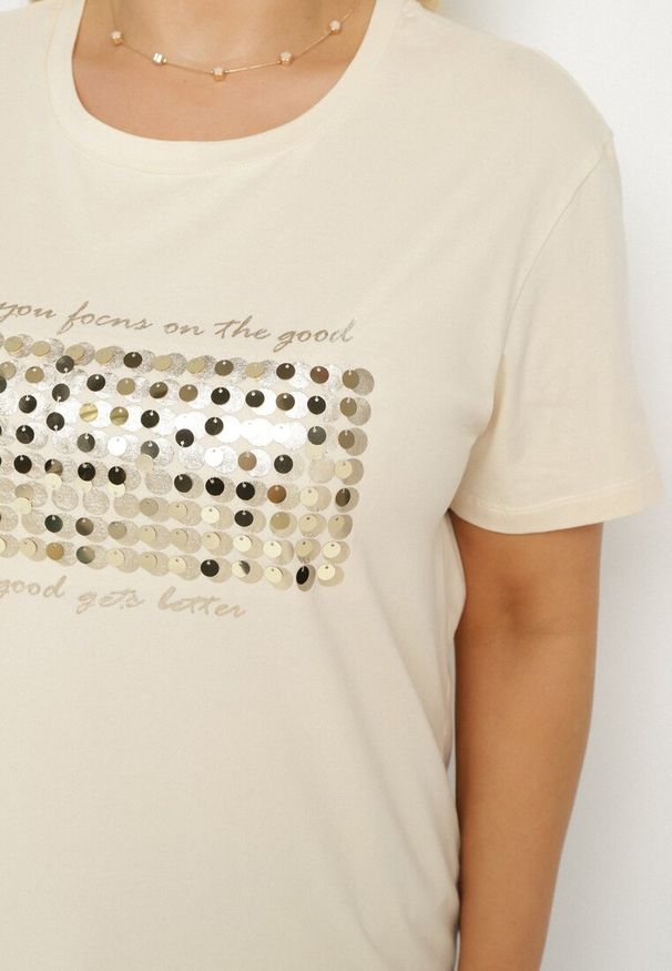 Born2be - Beżowy T-shirt Bawełniany Ozdobiony Cekinami Lirenell. Okazja: na co dzień, do pracy. Kolor: beżowy. Materiał: bawełna. Wzór: aplikacja. Styl: glamour, klasyczny, casual