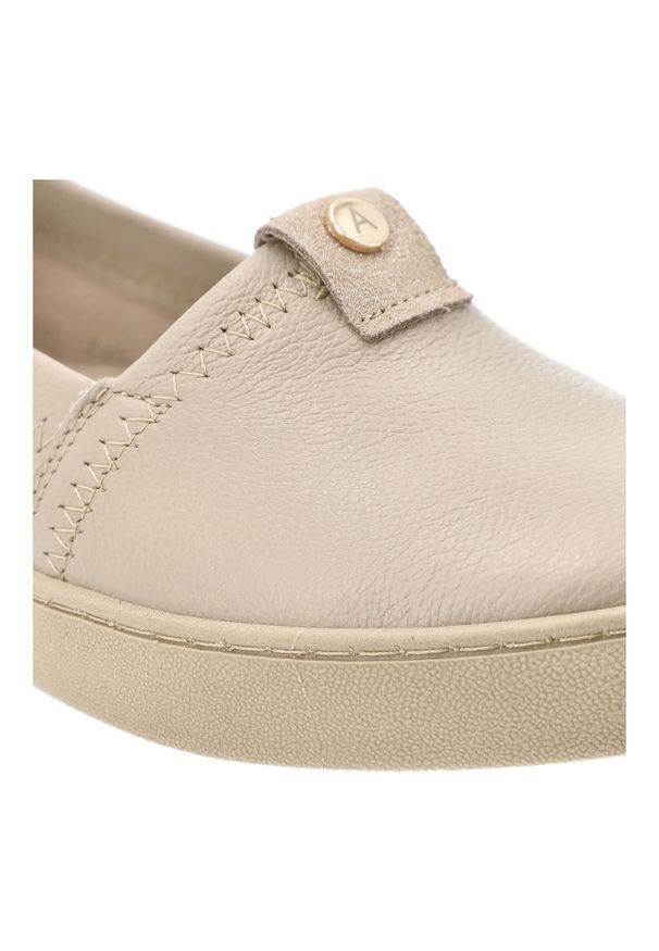 Beżowe Półbuty Armodo Stylowe Wsuwane Obuwie Damskie. Okazja: na co dzień. Zapięcie: bez zapięcia. Kolor: beżowy. Materiał: skóra. Szerokość cholewki: normalna. Styl: elegancki