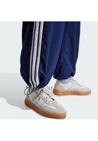 Adidas - adidas Spodnie dresowe Essentials 3-Stripes JV5328 Granatowy Loose Fit. Kolor: niebieski. Materiał: syntetyk #3