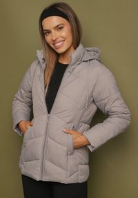 Born2be - Jasnoszara Kurtka z Pikowanymi Przeszyciami i Odpinanym Kapturem Felanwen. Okazja: na co dzień. Kolor: szary. Materiał: jeans. Styl: casual, elegancki, sportowy #1