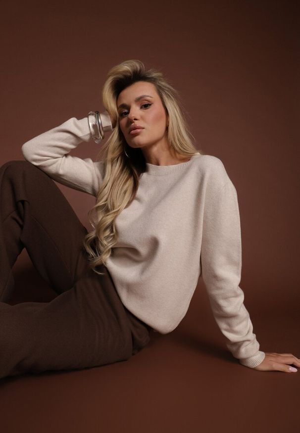 Renee - Beżowy Casualowy Sweter z Wełną i Wiskozą Lussare. Okazja: na co dzień. Kolor: beżowy. Materiał: wełna, wiskoza. Styl: casual