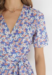 Born2be - Niebieska Sukienka Naririssa. Kolor: niebieski. Materiał: wiskoza, materiał. Wzór: kwiaty, nadruk. Typ sukienki: kopertowe. Styl: retro. Długość: mini #6