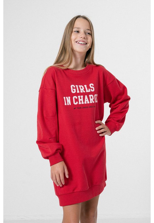 4f - 4F sukienka dziecięca kolor czerwony mini prosta. Okazja: na co dzień. Typ kołnierza: kaptur. Kolor: czerwony. Długość rękawa: długi rękaw. Wzór: nadruk. Typ sukienki: proste. Styl: casual. Długość: mini