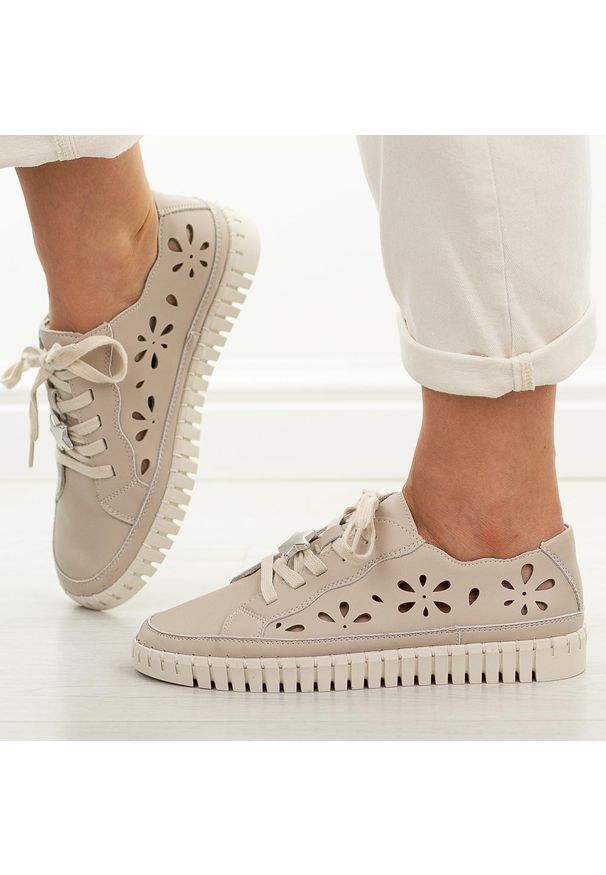 Beżowe ażurowe skórzane półbuty damskie Cambell 19432. Okazja: na co dzień. Zapięcie: sznurówki. Kolor: beżowy. Materiał: skóra. Szerokość cholewki: normalna. Wzór: ażurowy. Sezon: wiosna, lato, jesień. Styl: casual, klasyczny, elegancki