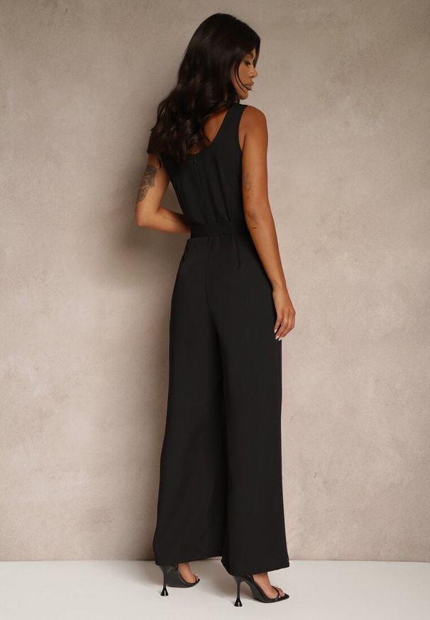 Renee - Czarny Elegancki Kombinezon Ozdobiony Paskiem z Klamrą Dolanela. Okazja: na co dzień. Kolor: czarny. Wzór: aplikacja. Styl: elegancki