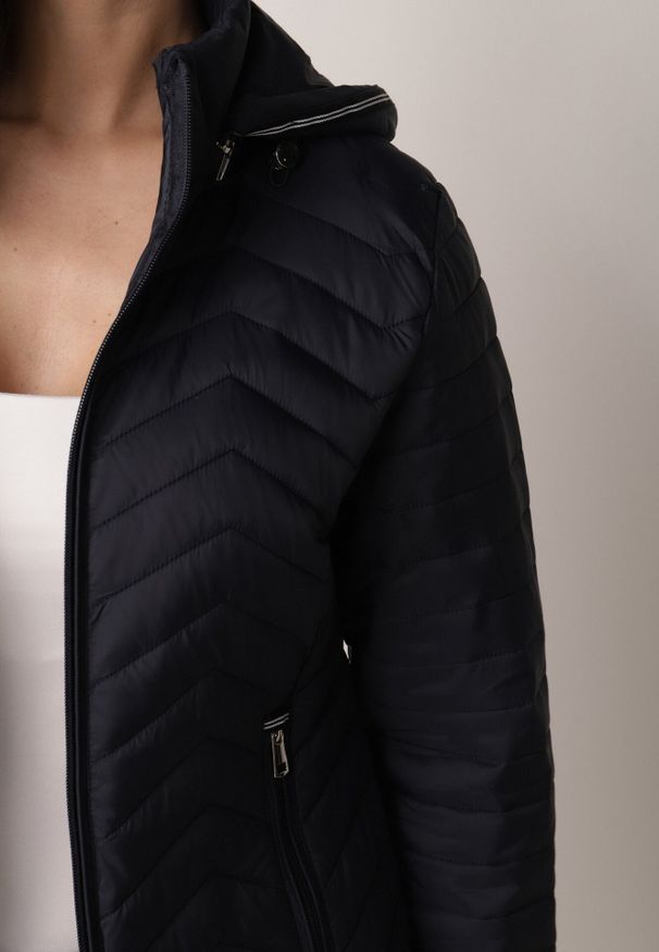 Born2be - Granatowa Pikowana Kurtka Przejściowa z Ozdobną Lamówką przy Kapturze Tidorna. Okazja: na co dzień, na spacer. Kolor: niebieski. Materiał: jeans, poliester. Styl: casual, elegancki