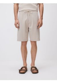 Reserved - Szorty regular fit z włóknem bambusowym - beżowy. Kolor: beżowy. Materiał: włókno
