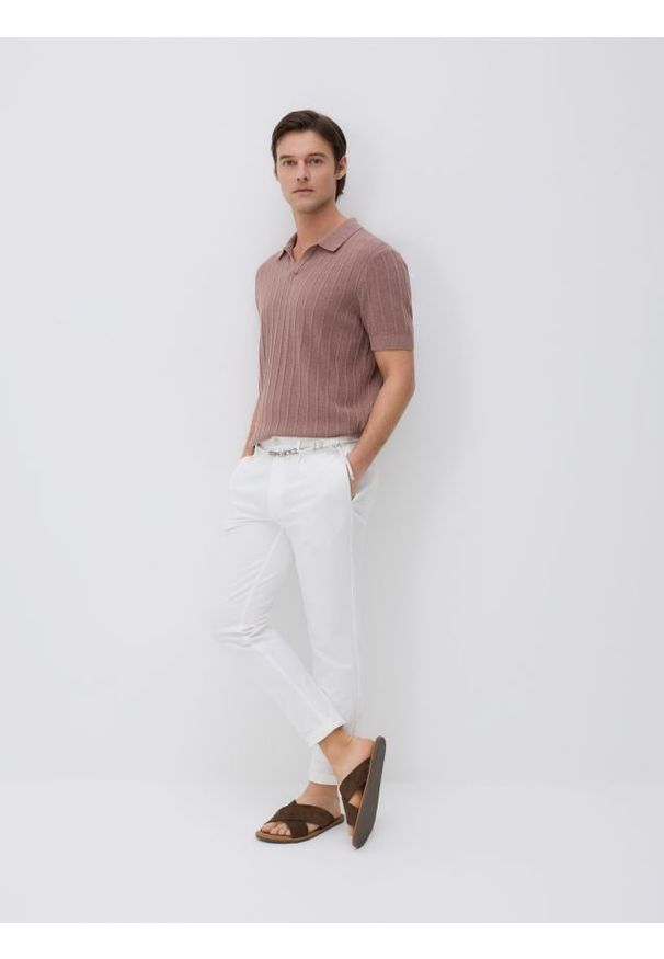 Reserved - Strukturalny sweter polo - pastelowy róż. Typ kołnierza: polo. Kolor: różowy. Materiał: bawełna