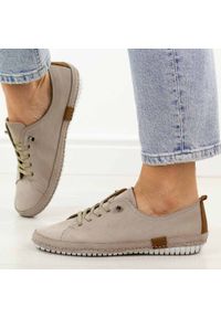 Beżowe skórzane półbuty damskie T.Sokolski 2948. Okazja: na co dzień. Nosek buta: okrągły. Kolor: beżowy. Materiał: skóra, nubuk. Szerokość cholewki: normalna. Sezon: wiosna, jesień, lato. Styl: casual, elegancki, klasyczny #1