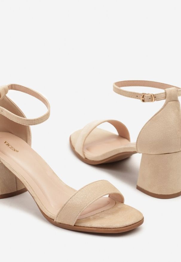 Born2be - Beżowe Sandały Vices na Obcasie w Klasycznym Stylu Sarmeira. Okazja: na co dzień. Zapięcie: sprzączka. Kolor: beżowy. Materiał: jeans. Wzór: kwiaty. Obcas: na obcasie. Styl: klasyczny. Wysokość obcasa: średni