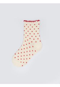 Big-Star - Skarpety damskie długie w czerwone serduszka białe Hartisa 100. Kolor: biały. Materiał: wiskoza, materiał. Wzór: gładki #1