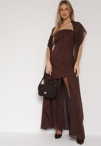 Born2be - Brązowa Koktajlowa Sukienka z Odkrytymi Ramionami i Dodatkowym Szalem Krynaya. Okazja: na imprezę. Kolor: brązowy. Długość rękawa: na ramiączkach. Typ sukienki: z odkrytymi ramionami. Styl: wizytowy #3