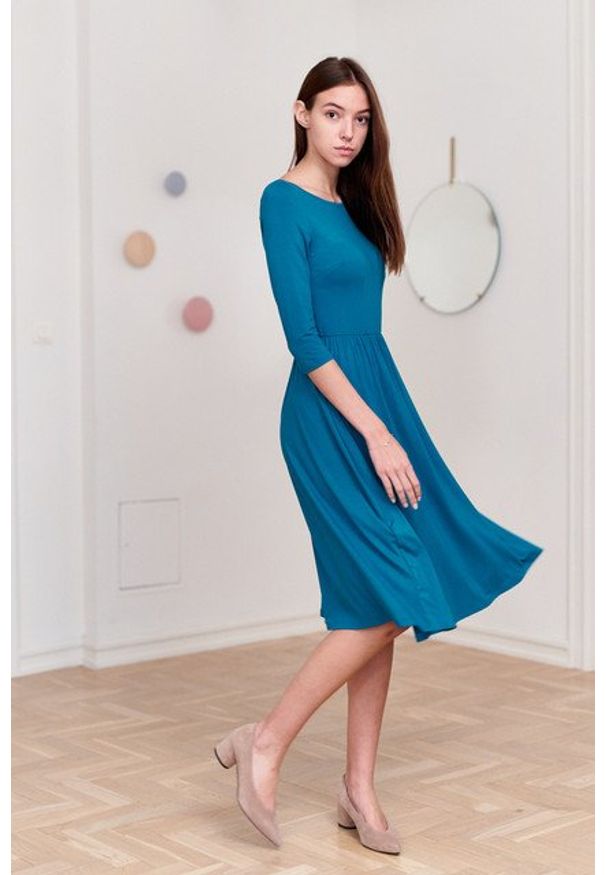 Marie Zélie - Sukienka Emelina niebieska. Kolor: niebieski. Materiał: wiskoza, dzianina, materiał, elastan, guma. Styl: klasyczny. Długość: midi