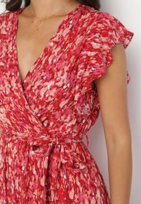 Born2be - Czerwona Wiskozowa Sukienka Midi w Kwiaty z Gumką w Pasie i Falbanką Dilliah. Kolor: czerwony. Materiał: wiskoza. Wzór: kwiaty. Typ sukienki: kopertowe. Długość: midi #3