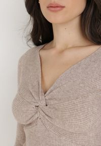 Born2be - Beżowy Sweter Ampippe. Kolor: beżowy. Materiał: dzianina, prążkowany. Długość rękawa: długi rękaw. Długość: długie. Wzór: jednolity, aplikacja #5