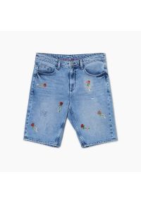 Cropp - Jeansowe szorty z nadrukiem w róże - Niebieski. Kolor: niebieski. Materiał: jeans. Wzór: nadruk