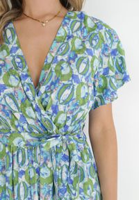 Born2be - Zielona Sukienka Maxi z Wiskozy i Wiązanym Paskiem Ambrinta. Typ kołnierza: dekolt kopertowy. Kolor: zielony. Materiał: wiskoza. Typ sukienki: kopertowe. Długość: maxi #2