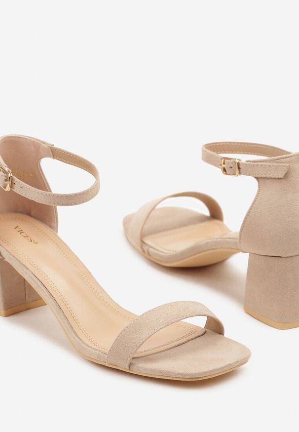 Renee - Ciemnobeżowe Sandały Vices na Słupku z Kwadratowym Noskiem Galamia. Okazja: na co dzień. Kolor: beżowy. Materiał: jeans. Obcas: na słupku. Styl: elegancki, klasyczny, casual. Wysokość obcasa: średni