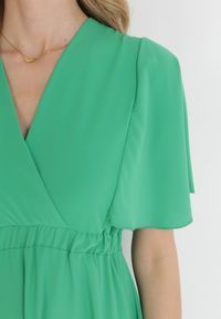 Born2be - Zielona Rozkloszowana Sukienka Midi z Kopertowym Dekoltem i Gumką w Talii Muntani. Kolor: zielony. Długość rękawa: krótki rękaw. Typ sukienki: kopertowe. Długość: midi #5