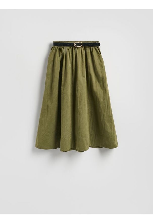 Reserved - Spódnica midi z paskiem - ciemnozielony. Kolor: zielony. Materiał: tkanina. Wzór: gładki