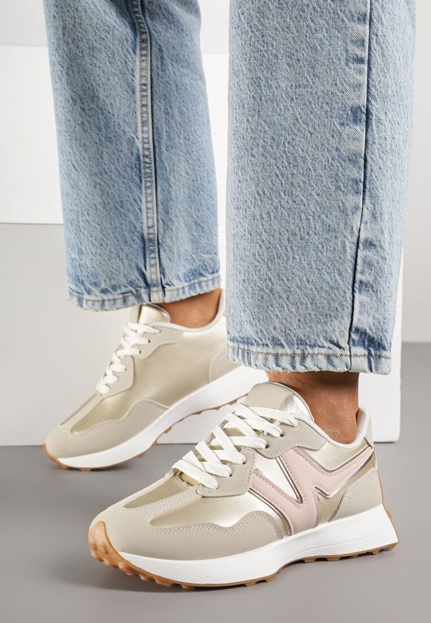 Renee - Złote Płaskie Sneakersy Ozdobione Geometrycznym Wzorem Rividi. Nosek buta: okrągły. Zapięcie: sznurówki. Kolor: złoty. Wzór: aplikacja, geometria. Obcas: na obcasie. Wysokość obcasa: niski