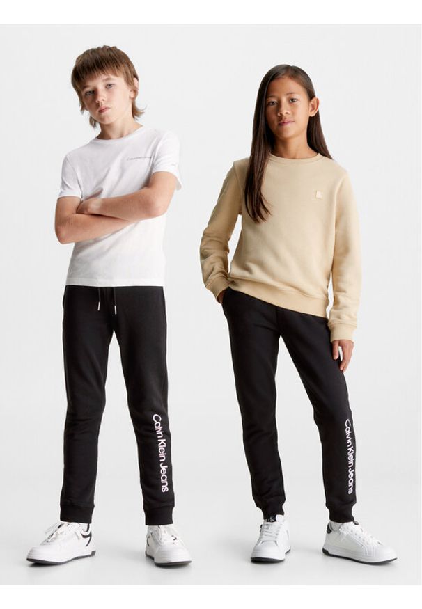 Calvin Klein Jeans Spodnie dresowe Logo IU0IU00604 Czarny Regular Fit. Kolor: czarny. Materiał: bawełna