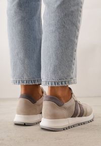 Renee - Jasnobeżowe Sneakersy z Zamszu Naturalnego z Ozdobnymi Paskami i Perforacją Ravinelle. Okazja: na co dzień. Zapięcie: pasek. Kolor: beżowy. Materiał: zamsz #8