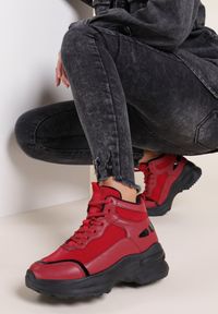 Renee - Czerwone Traperki Molreanes. Wysokość cholewki: przed kolano. Nosek buta: okrągły. Kolor: czerwony. Materiał: materiał. Szerokość cholewki: normalna. Wzór: aplikacja. Styl: sportowy #1