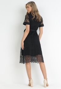 Born2be - Czarna Koszulowa Sukienka Koronkowa z Wiązanym Paskiem Ariata. Kolor: czarny. Materiał: koronka. Wzór: aplikacja. Typ sukienki: koszulowe #4