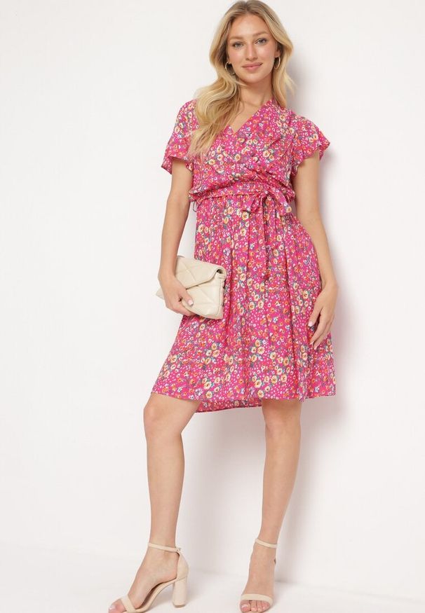 Born2be - Różowa Wiskozowa Kopertowa Sukienka Wiązana Materiałowym Sznurkiem z Gumką w Talii Zanlea. Typ kołnierza: dekolt w kształcie V. Kolor: różowy. Materiał: wiskoza, materiał. Długość rękawa: krótki rękaw. Sezon: lato. Typ sukienki: kopertowe