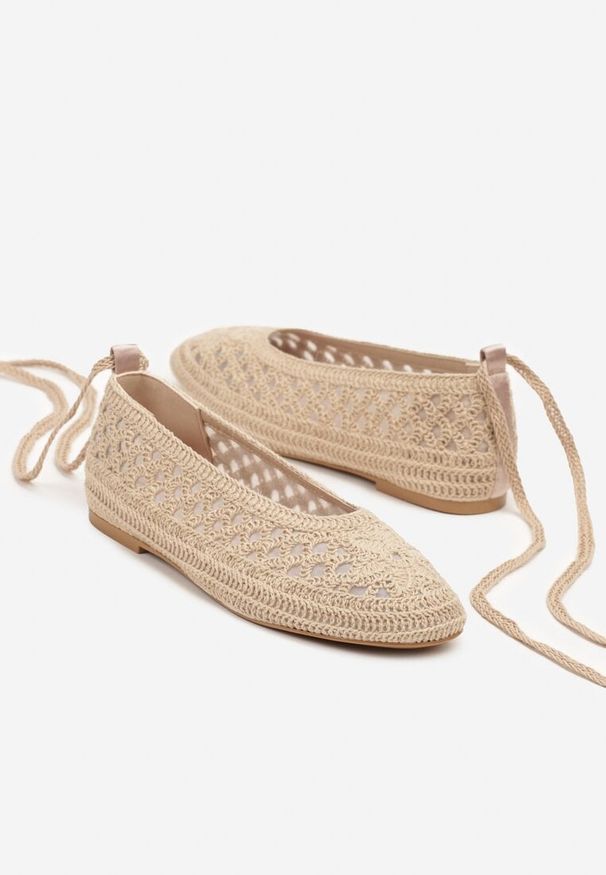 Born2be - Ciemnobeżowe Balerinki Vices z Plecionki z Wiązaniem Wokół Kostki Ertelia. Okazja: na co dzień. Kolor: beżowy. Wzór: aplikacja. Styl: casual, klasyczny, elegancki