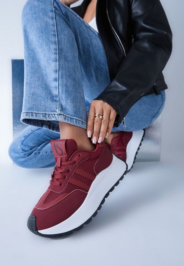 Renee - Bordowe Sznurowane Sneakersy Vices na Platformie z Ozdobnymi Paskami Seliniel. Nosek buta: okrągły. Zapięcie: pasek. Kolor: czerwony. Materiał: jeans. Wzór: paski. Obcas: na platformie