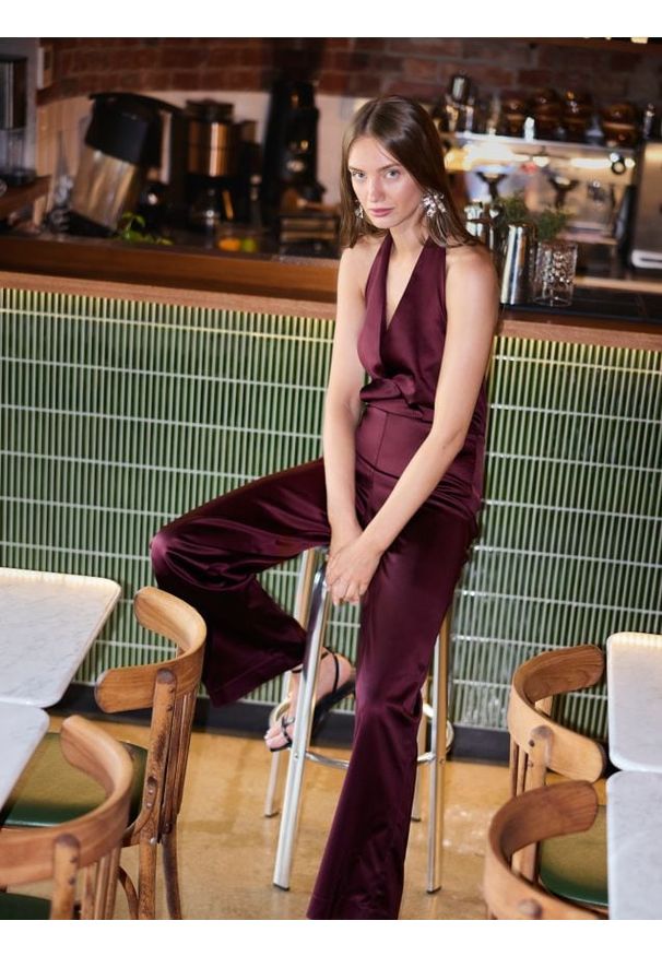 Reserved - Kombinezon z tkaniny NAIA - ciemnofioletowy. Kolor: fioletowy. Materiał: tkanina. Typ sukienki: proste