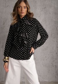 Renee - Czarna Falbaniasta Koszula z Wiskozy w Kropki ze Stójką Aegista. Typ kołnierza: kołnierzyk stójkowy. Kolor: czarny. Materiał: wiskoza. Wzór: kropki #1